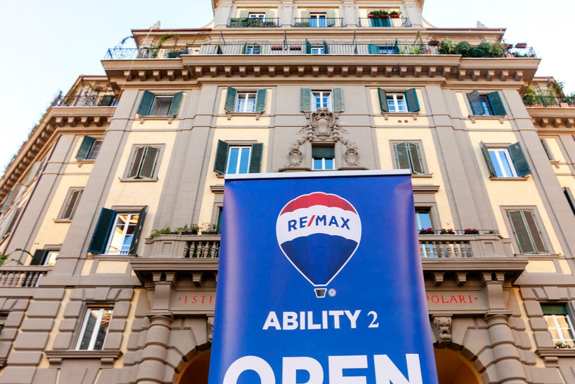 L’Open House prende forma: l’immobile e il punto di accoglienza RE/MAX.